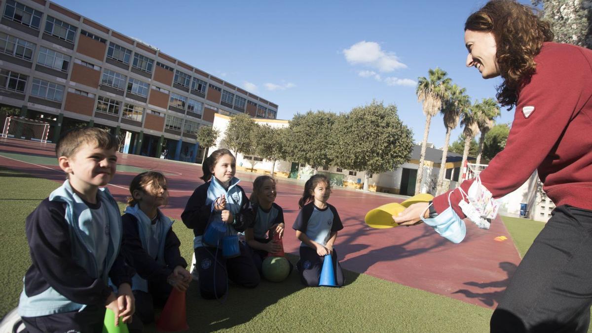 Escolares, en el patio de Escuelas San José de València, ayer. | FERNANDO BUSTAMANTE