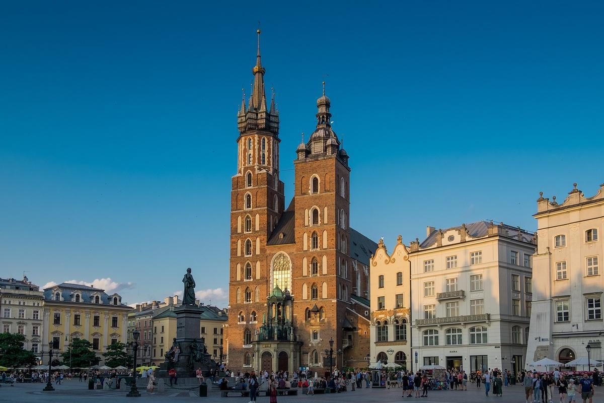 La plaza del mercado de Cracovia es una de las más pintorescas y animadas de la ciudad.