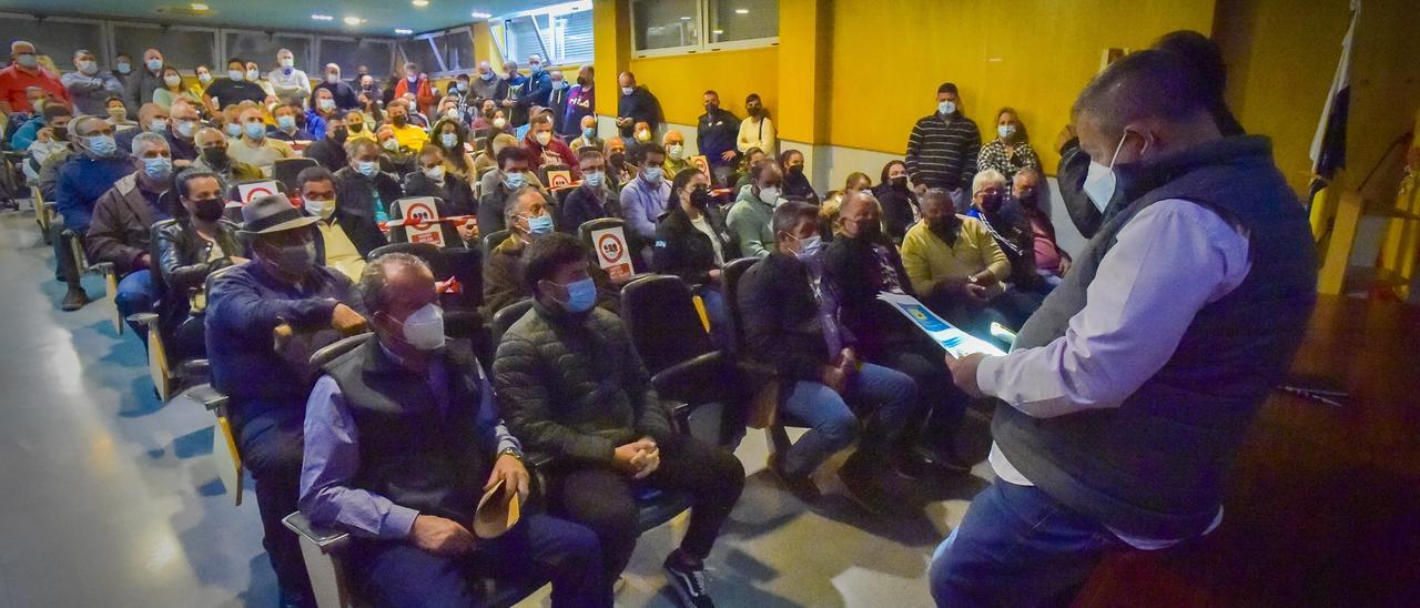 Ganaderos reunidos ayer en el salón de actos de la Granja del Cabildo.