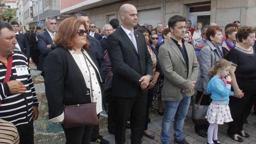 La presidenta de la asociación de alfombristas y el alcalde de Bueu en la procesión del Corpus. // S.Á.