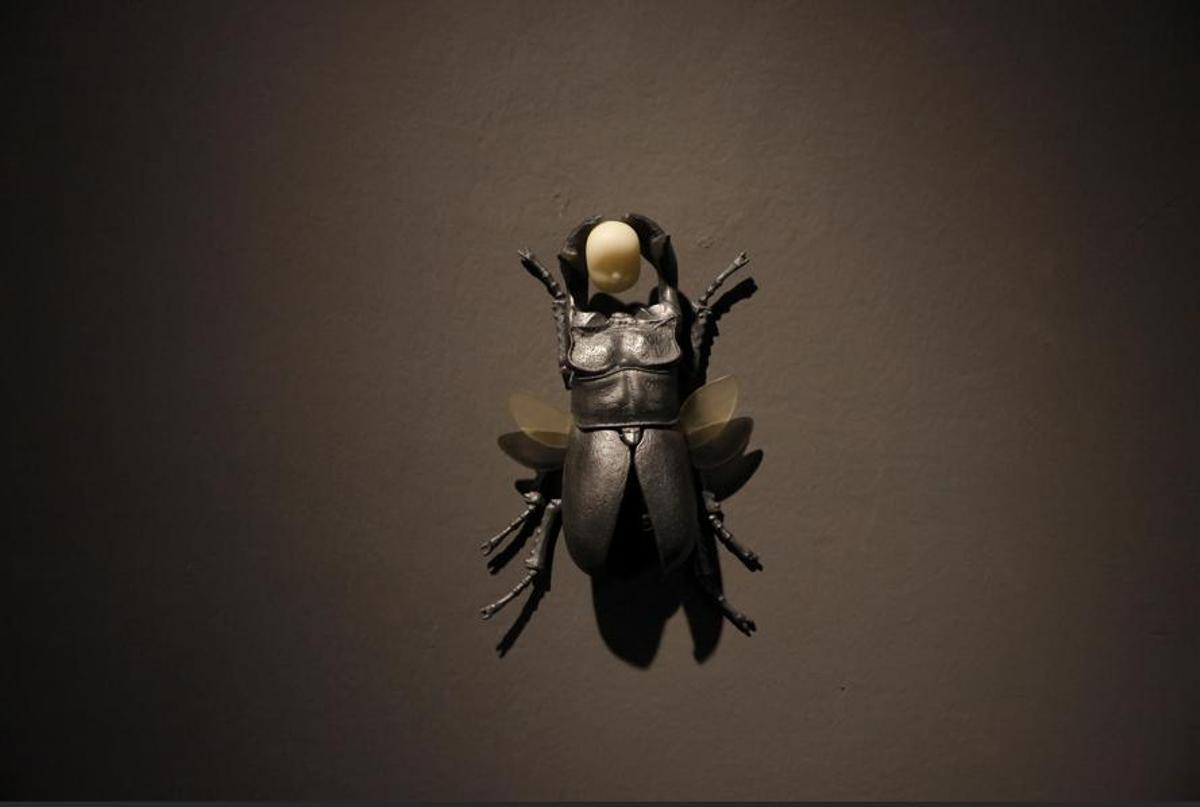 La muestra también incluye piezas escultóricas.