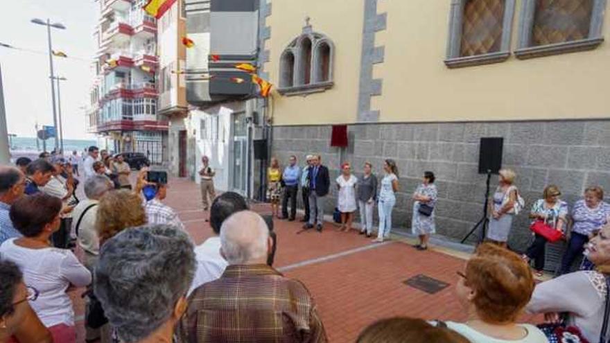 Imagen de la inauguración de la plaza del Cristo por Juan José Cardona ayer. | lp / dlp
