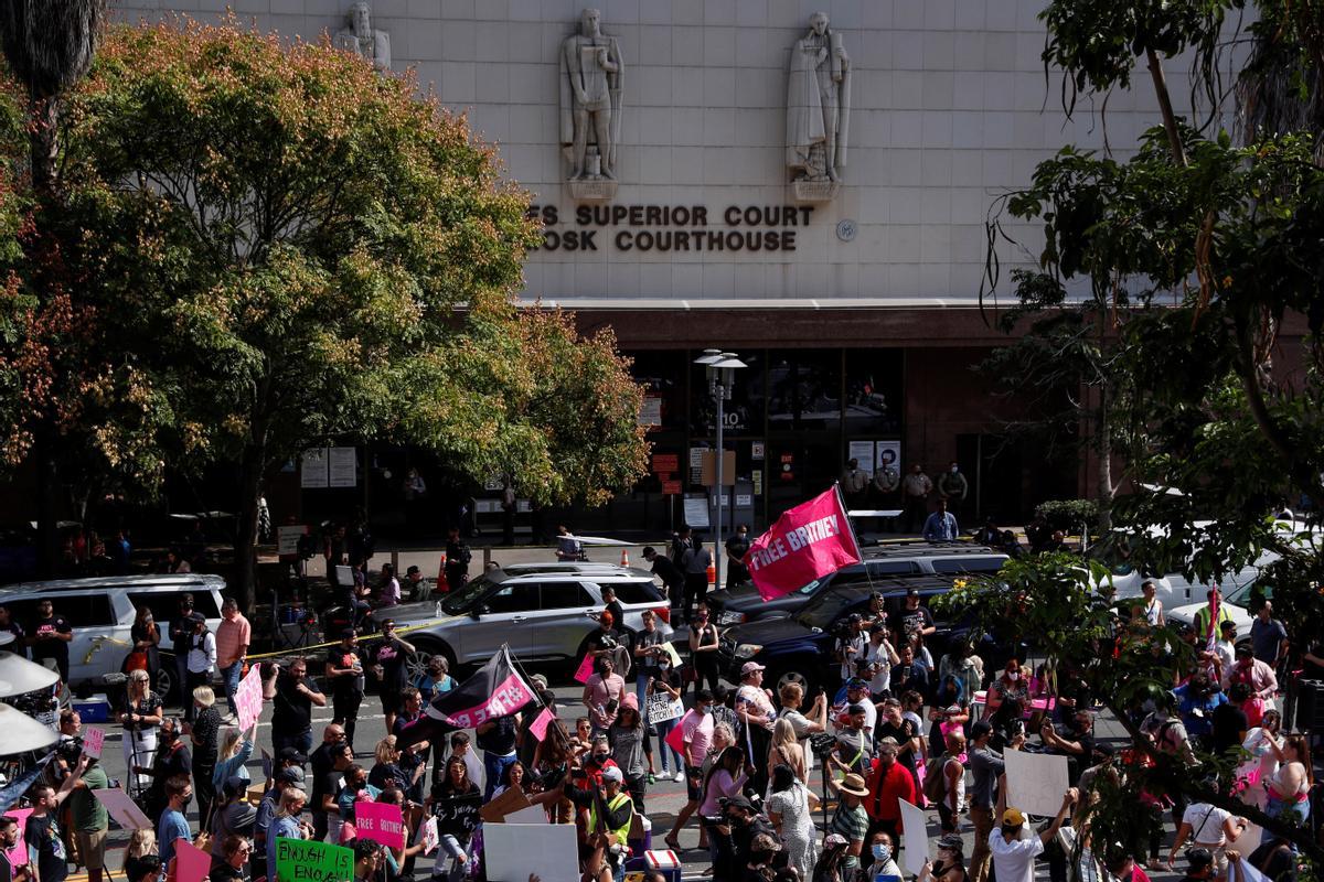 Los partidarios de Britney Spears asisten a una manifestación frente a un tribunal de Los Ángeles