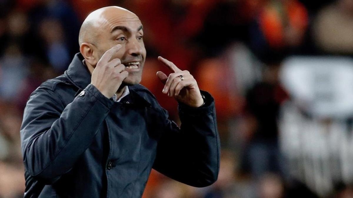 El Pitu Abelardo pide atención a sus jugadores ante el Valencia, en Copa.