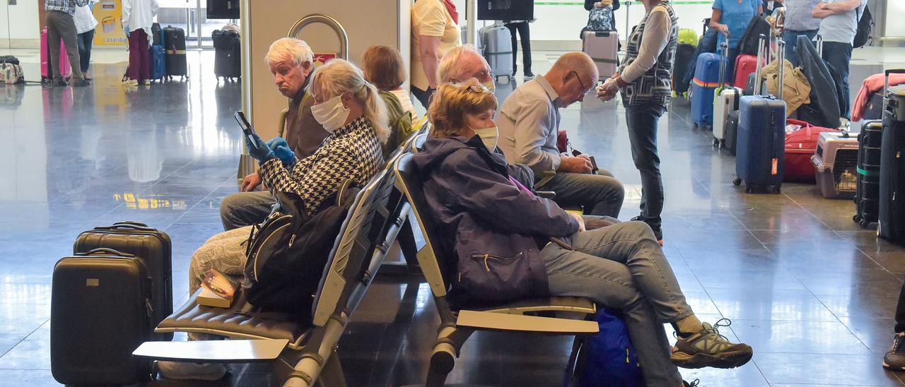 Pasajeros extranjeros en la zona de facturación del aeropuerto de Gran Canaria.