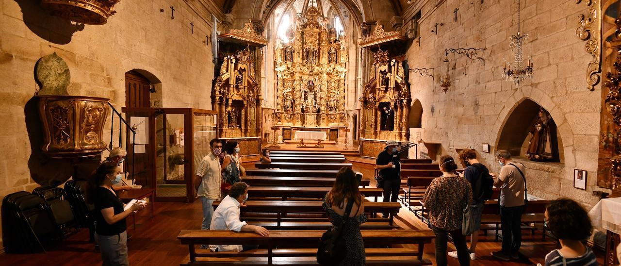 El interior de la iglesia de Santa Clara durante una visita