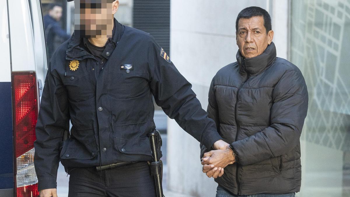 El acusado declarado culpable, al llegar a la Audiencia de Alicante el primer día del juicio.