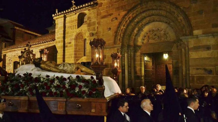 El Yacente pasa por delante de la puerta de Santa María.