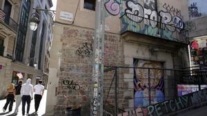 Grafiti en un edificio histórico del barrio Gòtic de Barcelona