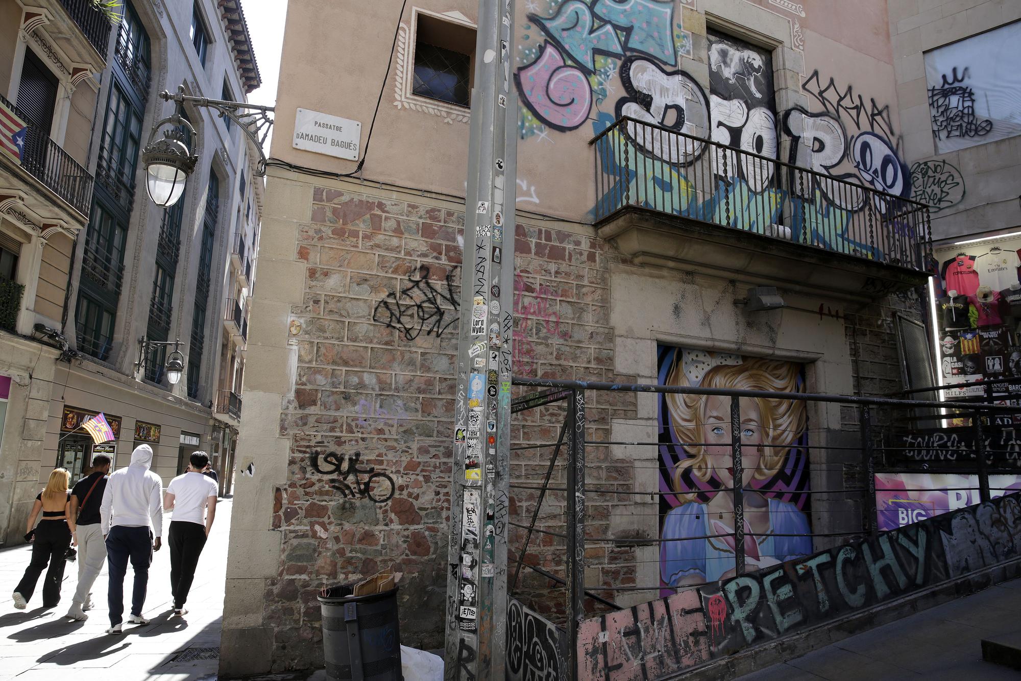 Grafiti en un edificio histórico del barrio Gòtic de Barcelona