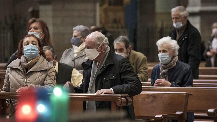 Els assistents a la missa de diumenge a la basílica de la Seu de Manresa s&#039;agenollen en un moment de la cerimònia religiosa