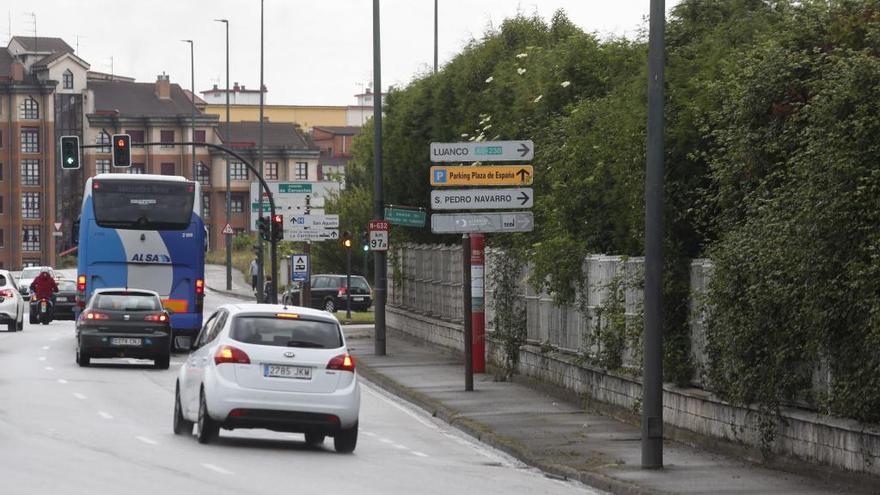 La señal de tráfico que indica el camino a los años 90 en Avilés.