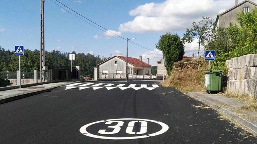 Uno de los &quot;lombos&quot; instalados en viales de Barro. // G.S.