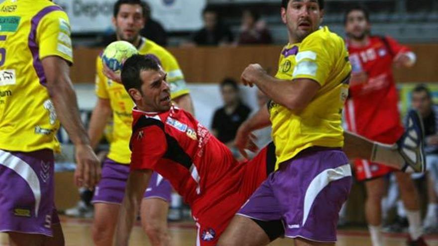 Masachs trata de lanzar a portería, durante el partido ante el Valladolid en As Travesas. // J. Lores