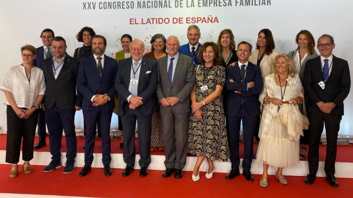 La delegación asturiana en el congreso. Fila superior, de izquierda a derecha: Manuel González, Cristina Gutiérrez, Elsa Rodríguez-Ovejero, Ana M. Rubio, Manuel Rodríguez, Sofía Duque de Estrada, Verónica Fernández, Lucía Salvador. Fila inferior: Julia López, José Alberto Concha, Inaciu Iglesias, Luis Rodríguez-Ovejero, José María Salazar, María Teresa Menéndez, Paulino Suárez, M. Concepción Díaz y Jorge Suárez.