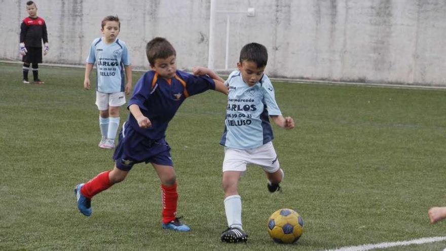 Beluso y Alondras en uno de los partidos de prebenjamines del domingo. // Santos Álvarez