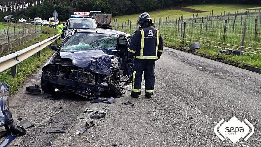Herida leve tras chocar con su turismo contra un camión en Navia