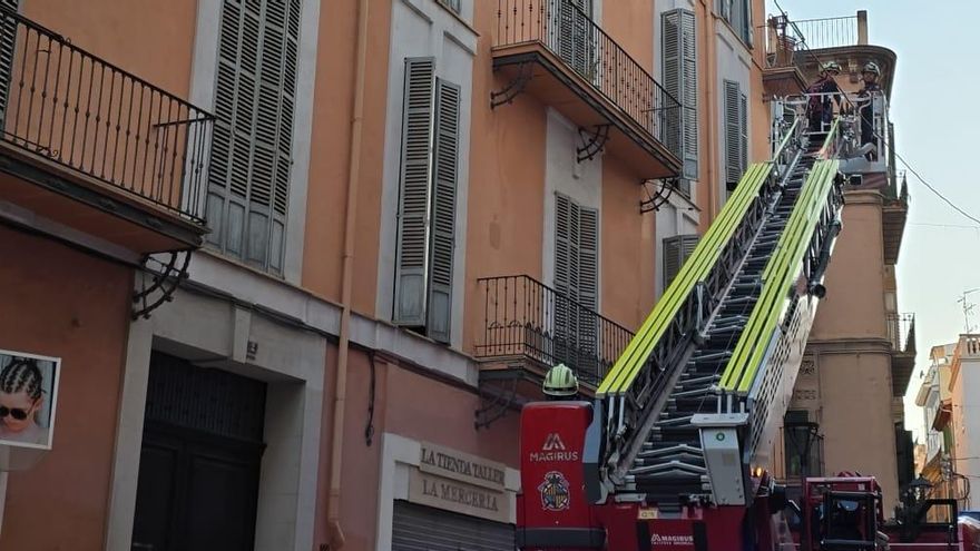 Alarma en la calle Volta de la Mercè de Palma por un desprendimiento en la fachada de un edificio sin heridos