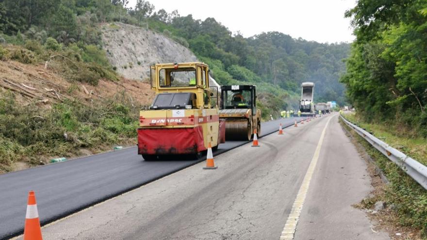 Trabajos hoy en el tercer tramo de la Autovía do Morrazo, en el enlace de Cangas.//Santos Álvarez