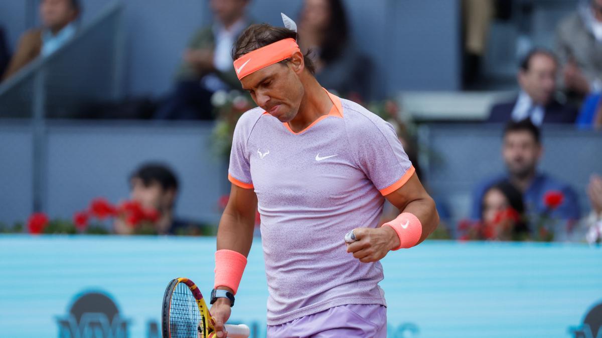 El tenista español Rafael Nadal celebra un tanto ante el estadounidense Darwin Blanch en el partido de este jueves del Mutua Madrid Open disputado en la Caja Mágica