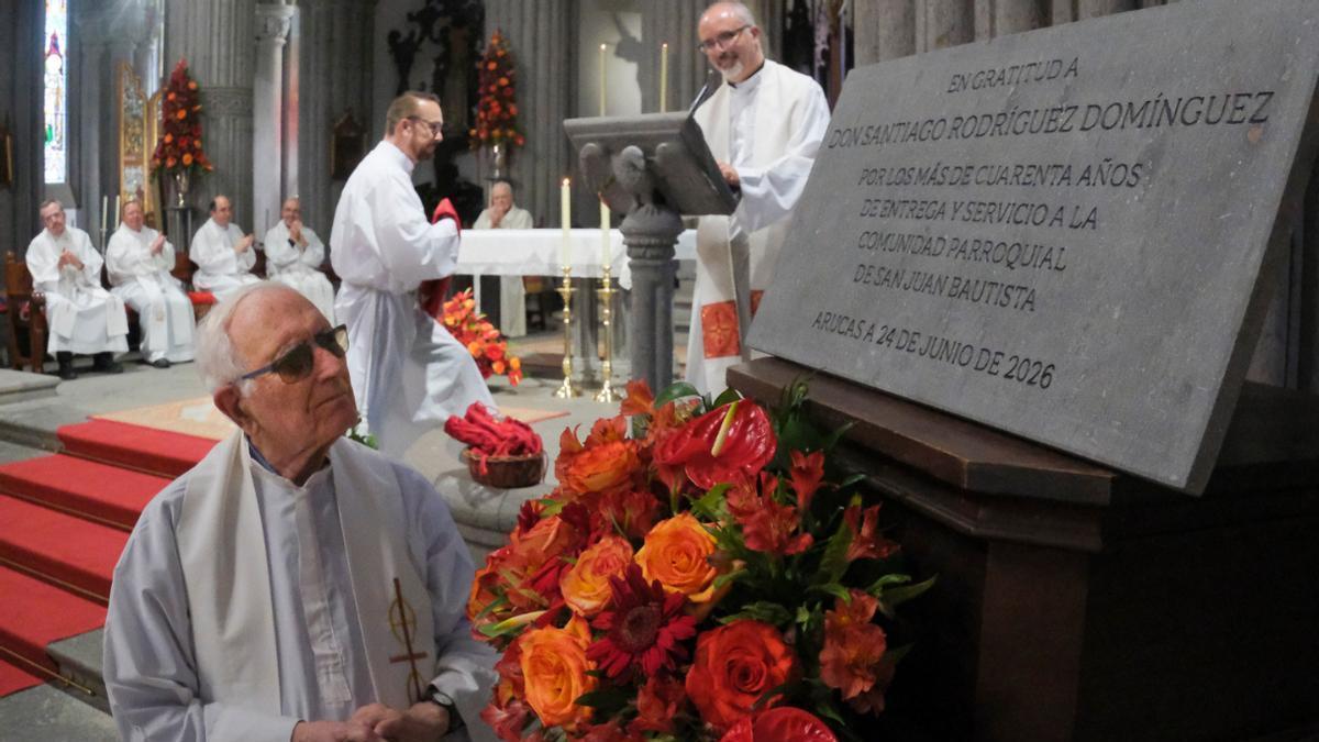 El cura Santiago Rodríguez, junto al reconocimiento que le hicieron el día de San Juan en Arucas.