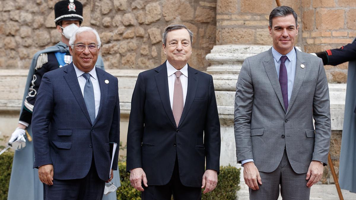 El presidente del Gobierno, Pedro Sánchez, junto a los primeros ministros de Italia y Portugal, Mario Draghi y Antonio Costa.