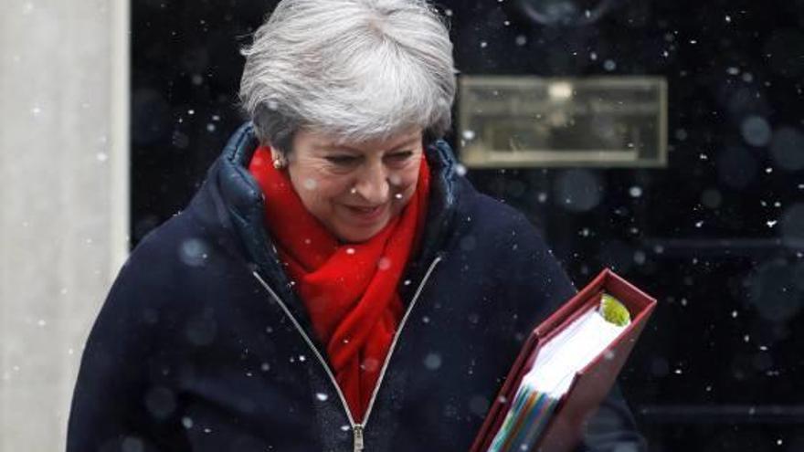 Theresa May surt de la seva residència de Downing Street en plena nevada.