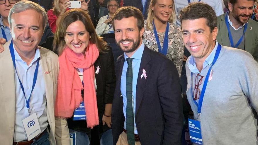 Carlos Mazón junto a Pablo Casado, entre otros, en la convención municipal del PP.