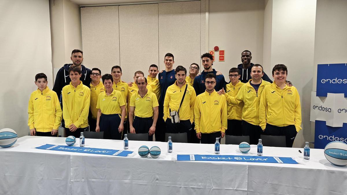 Las estrellas de la Liga Endesa, con el Aderes Burjassot antes de la Copa del Rey de València