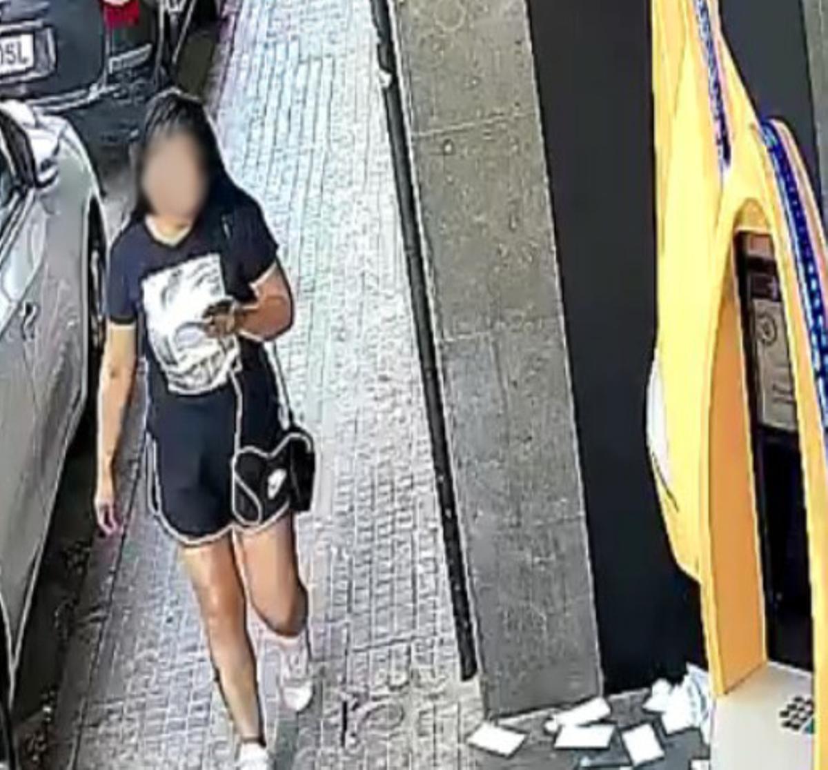 La mujer detenida por estafa, captada por la cámara de seguridad de un cajero en Granollers. La mujer detenida por estafa, captada por la cámara de seguridad de un cajero en Granollers.