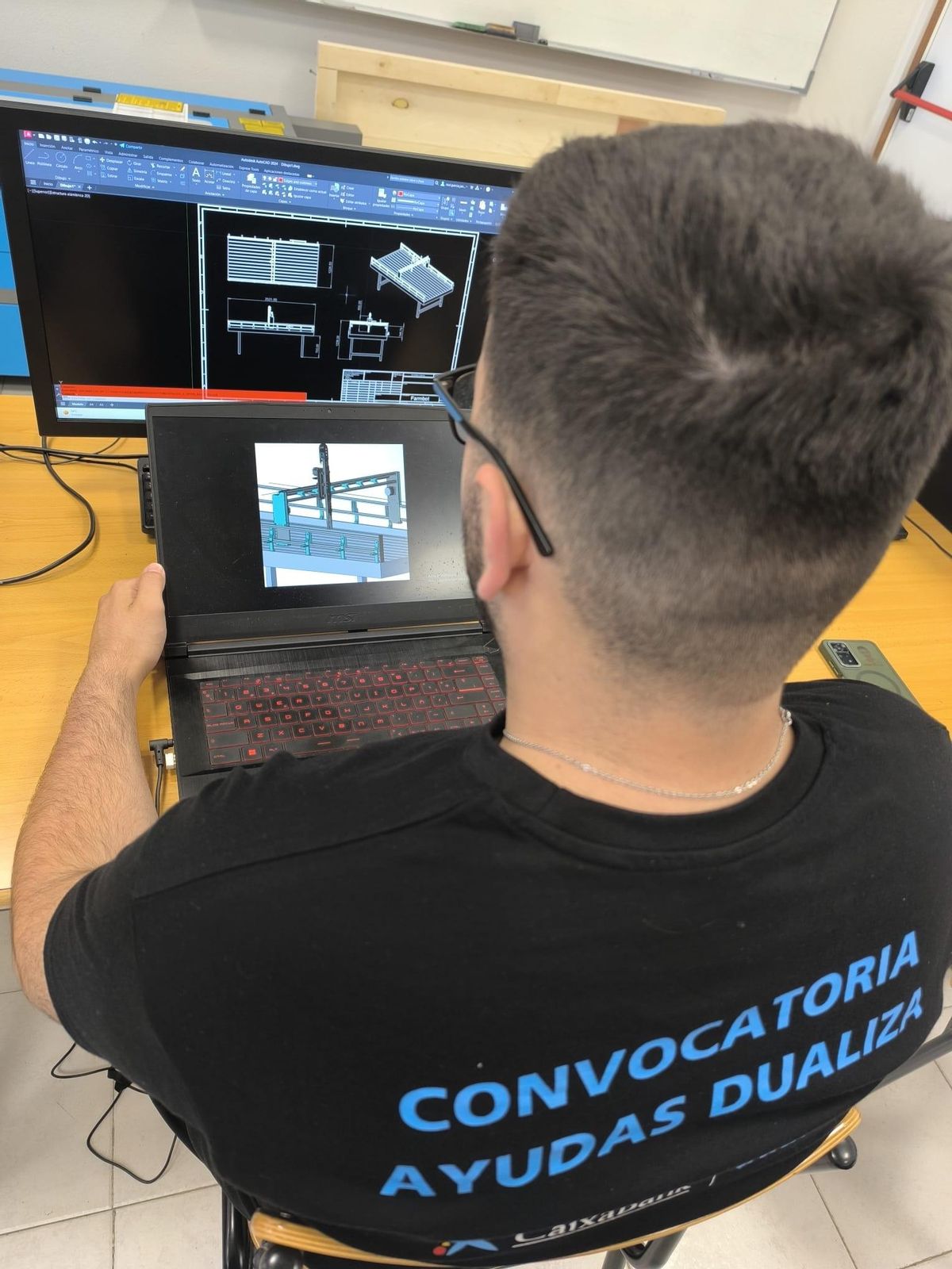 Un alumno mostrando el proyecto.