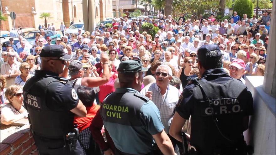 Manifestación de usuarios de las casas de la tercera edad de Torrevieja