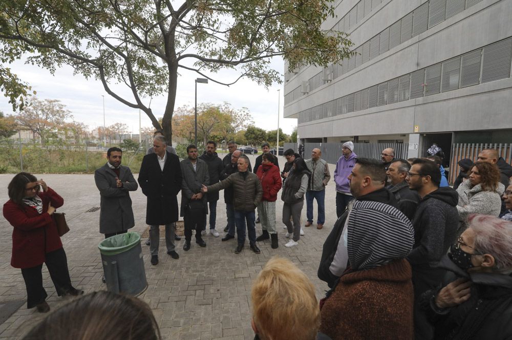 Una solución aleja el fantasma del desahucio para unos vecinos de un edificio de Sagunt.