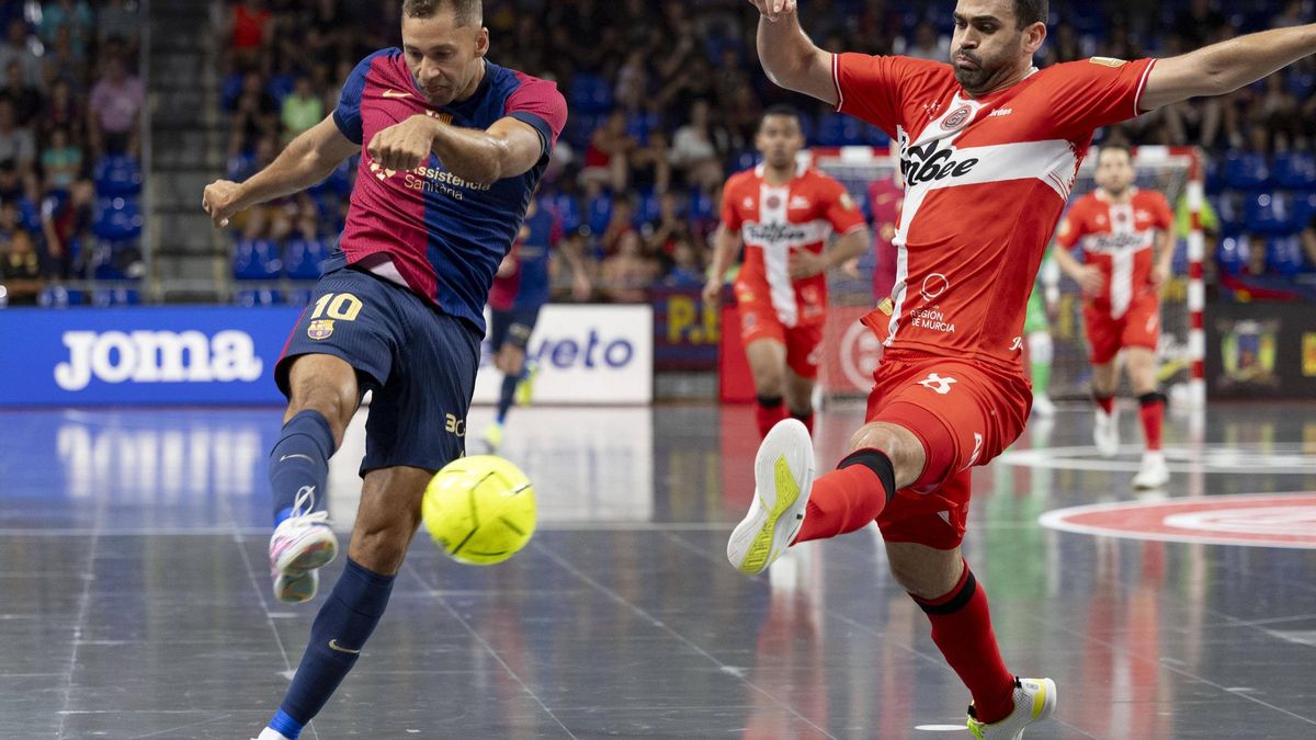 Tomaz trata de evitar un lanzamiento a puerta de Pito en el Barça-Jimbee Cartagena