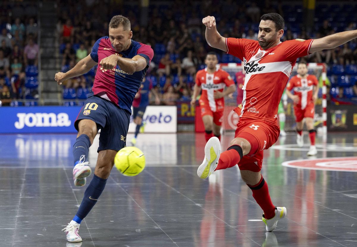 Tomaz trata de evitar un lanzamiento a puerta de Pito en el Barça-Jimbee Cartagena