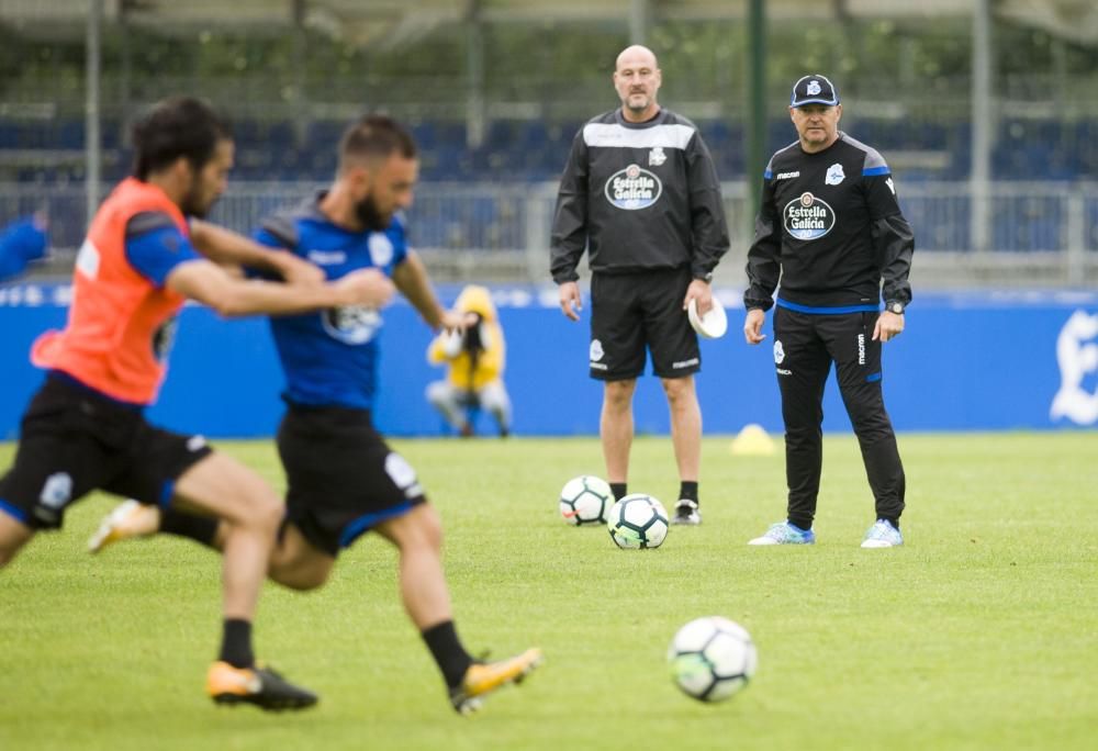 Mientras uno de los grupos realizaba trabajo defensivo, otro reforzaba los remates a portería. Carles Gil sigue con un plan específico y Bicho se entrenó con el readaptador Fran Molano.