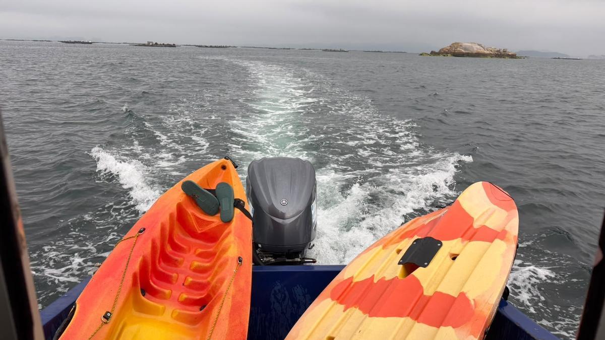 Los kayaks en el barco de los guardapescas y cerca de la zona del rescate.