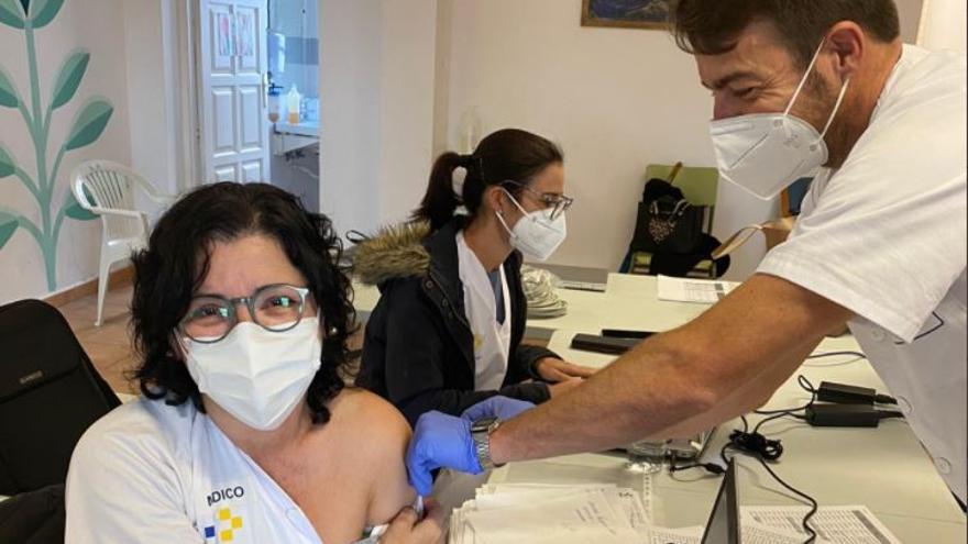 La Palma empieza a vacunar al personal sanitario