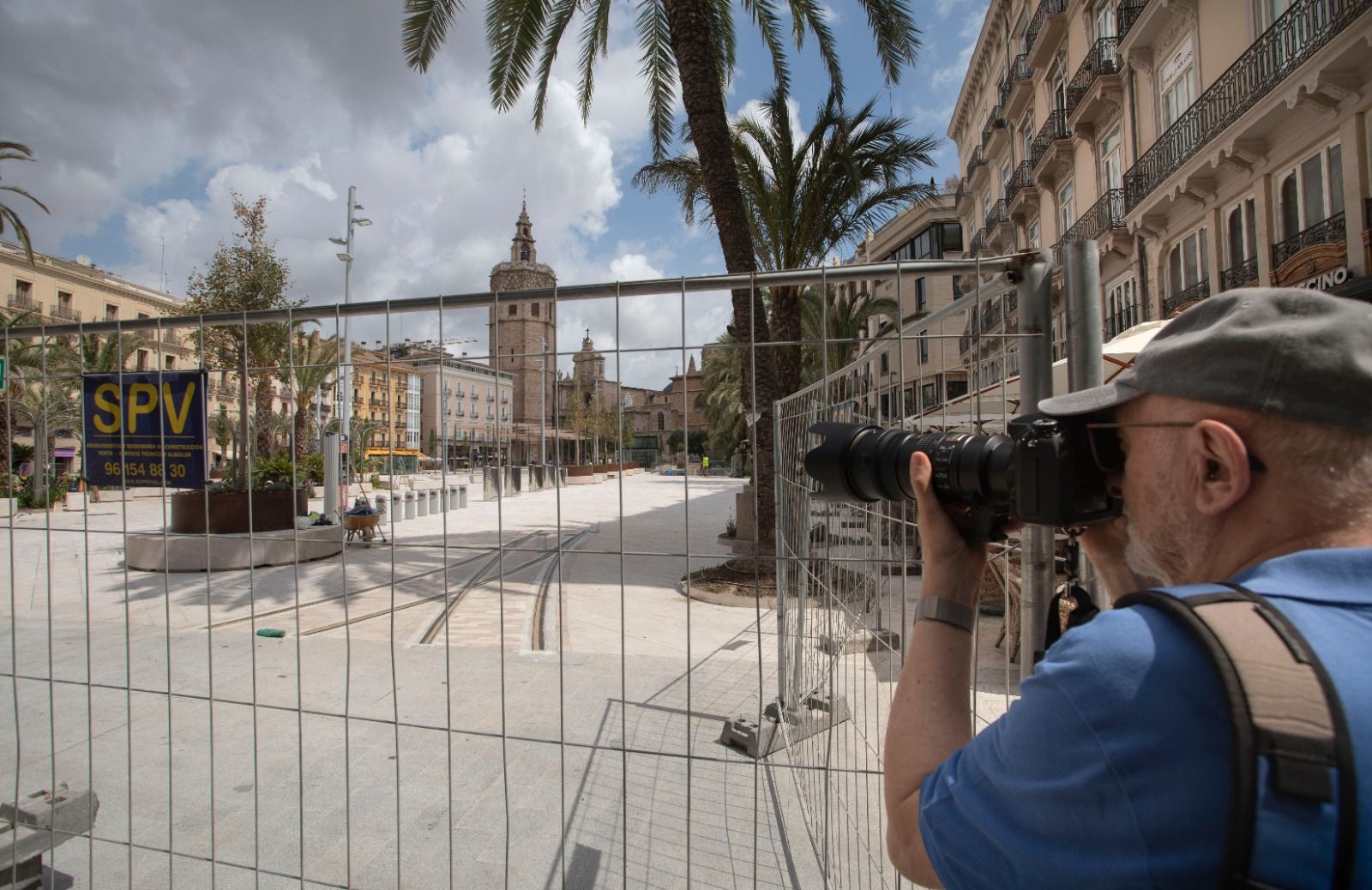 Retiran las lonas de las plaza de la Reina a la espera de su apertura