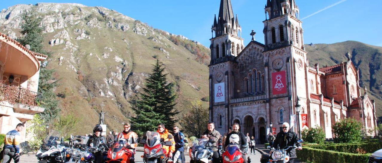 Un grupo de moteros con la basílica de Covadonga al fondo.