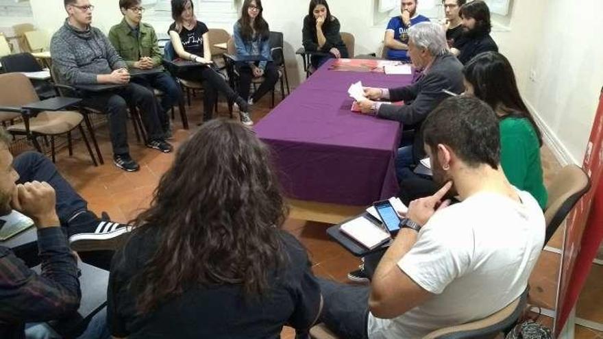 Imagen de la reunión de constitución del Área de Juventud de IUCyL en el Centro Cultural Soledad González.