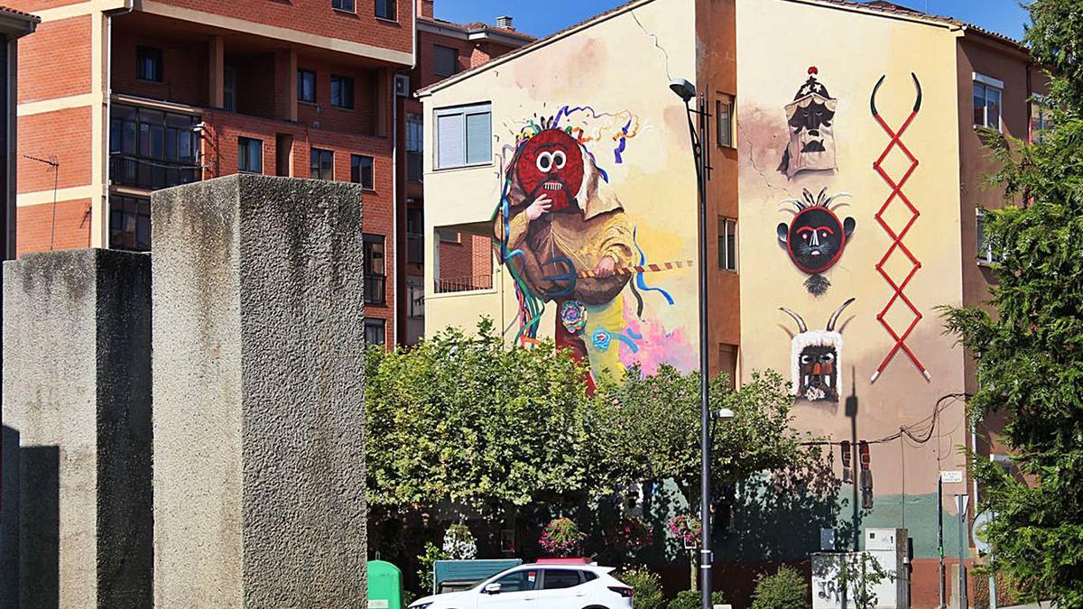 El mural de las mascaradas ya decora la plaza de Cristo Rey