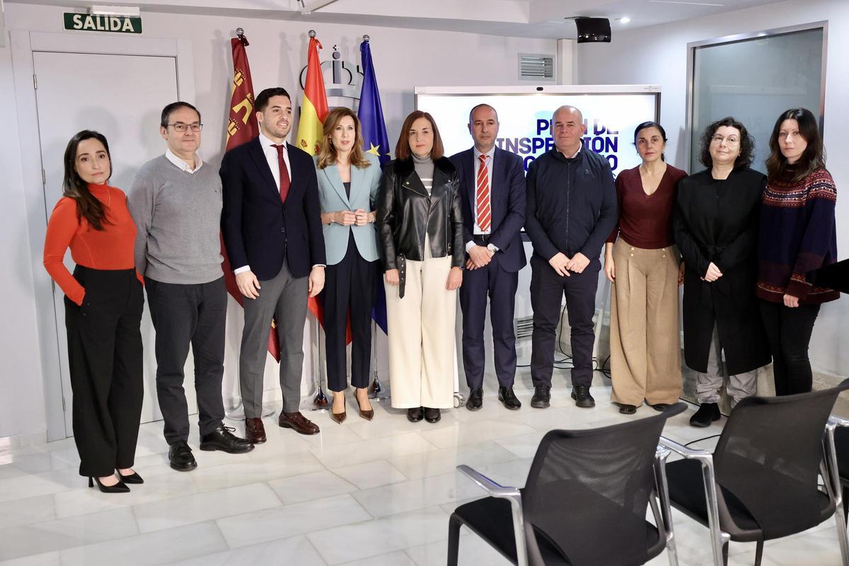 Un momento de la presentación del Plan de Inspecciones de Consumo 2026 junto al equipo de la Consejería.