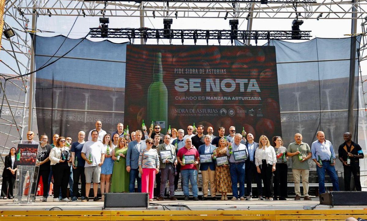 Organizadores, autoridades y premiados, en Salón de la Sidra de Asturias celebrado en el Gijón Arena. |