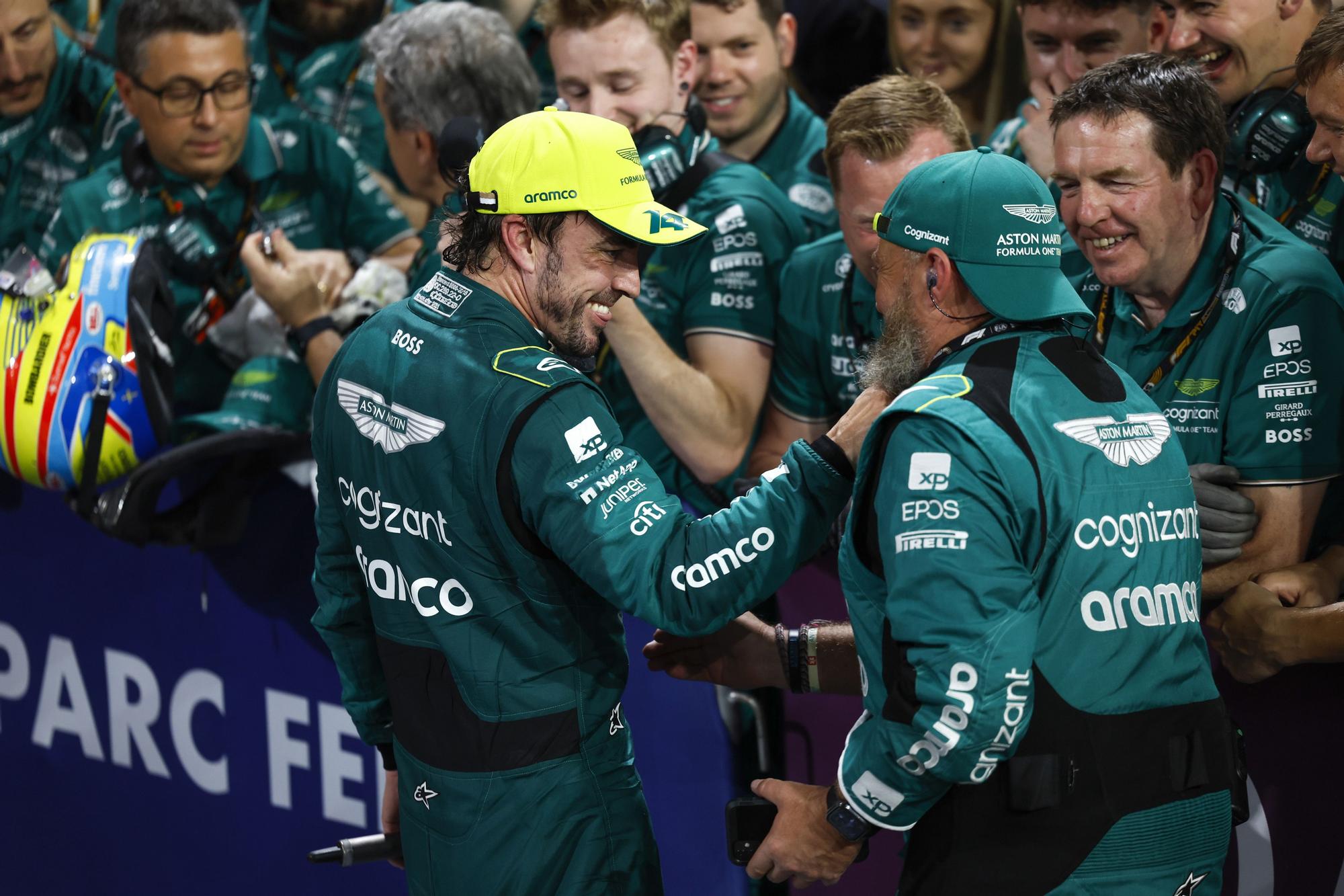 Fernando Alonso con los miembros del equipo Aston Martin tras lograr su podio en el Gran Premio de Arabia Saudí