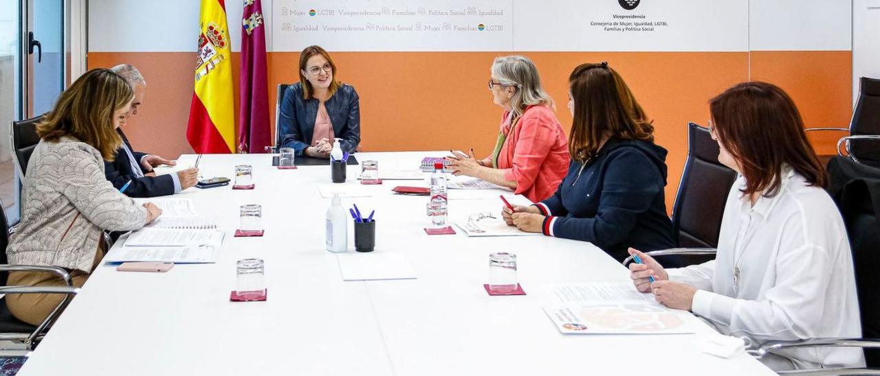 Imagen de la reunión entre Isabel Franco y las representantes de la Federación de Salud Mental. | CARM