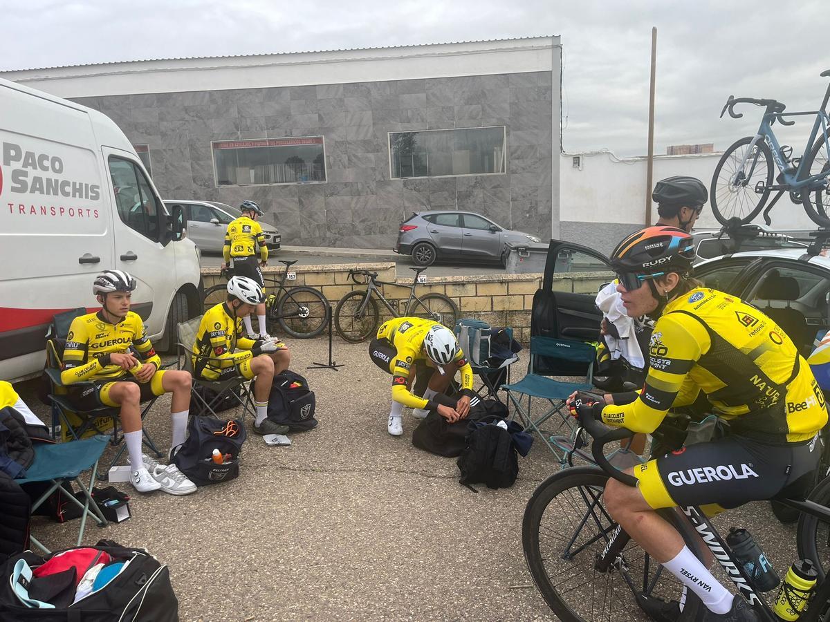 Ciclistas del CC Ontinyent en la competición celebrada en Córdoba.