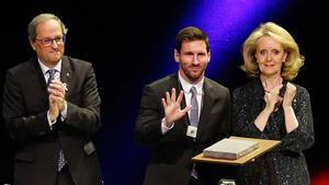 Messi recibe la Creu de Sant Jordi. En la imagen, el jugador del Barça, tras recoger el galardón de manos del presidente de la Generalitat, Quim Torra.