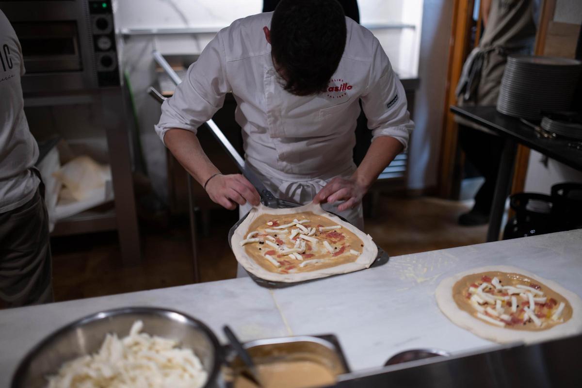 El xef Eloi Torrent cuinant una de les pizzes del menú degustació.