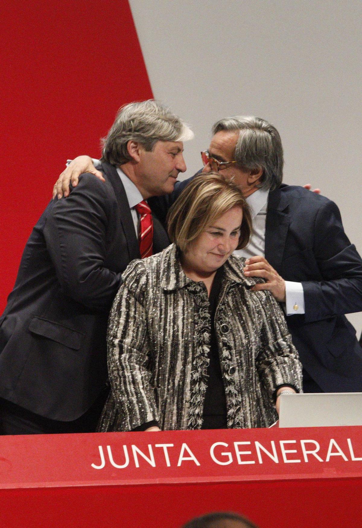 Rosa Aza, presidenta de Duro; Jaime Argüelles, consejero delegado (a la izquierda), y Jesús Sánchez Lambás, secretario, se felicitan tras la aprobación de la ampliación de capital en la junta de accionistas.